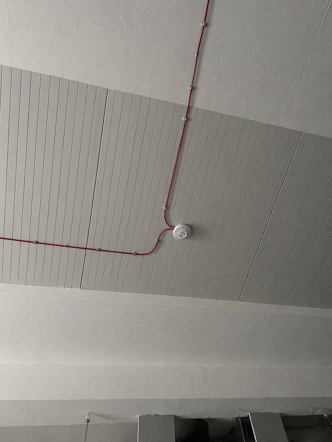 Instalacja przeciwpożarowa poprowadzona na suficie w obiekcie firmowym