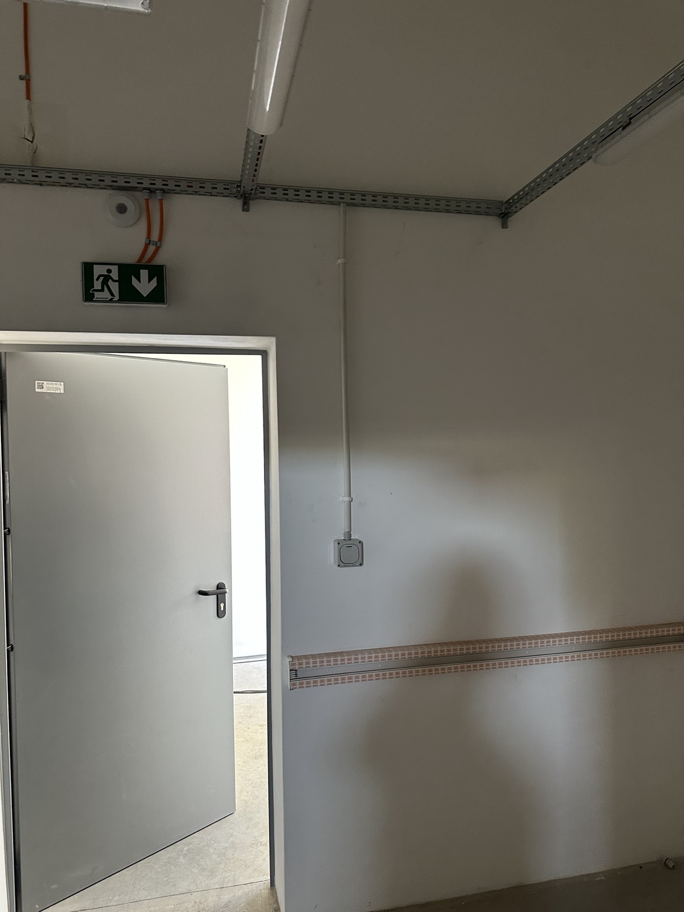 Trasy kablowe, oświetlenie i instalacja natynkowa w pomieszczeniu technicznym