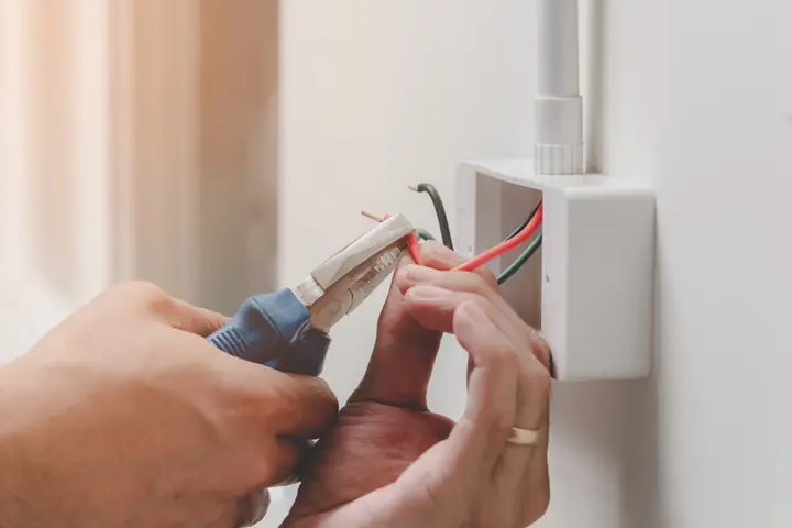 Elektryk wykonujący prace przy przewodach