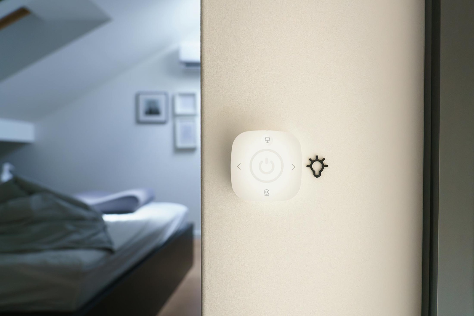 Panel sterowania smart home w nowoczesnym wnętrzu