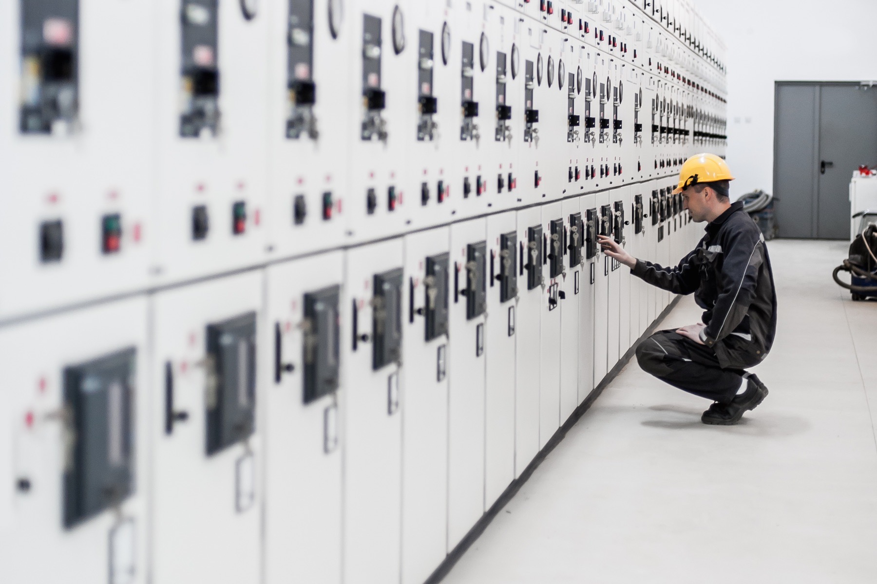 Nowoczesna rozdzielnia elektryczna w obiekcie technicznym